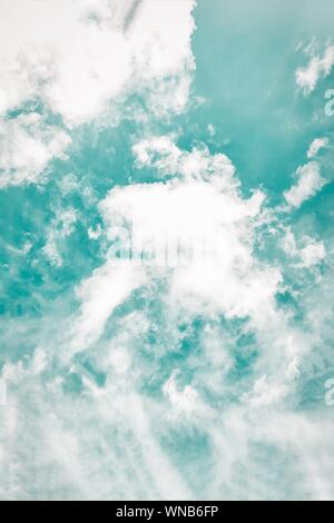 Schöne weiße weiche flauschige Wolken an einem kalten grünen Himmel Hintergrund Stockfoto
