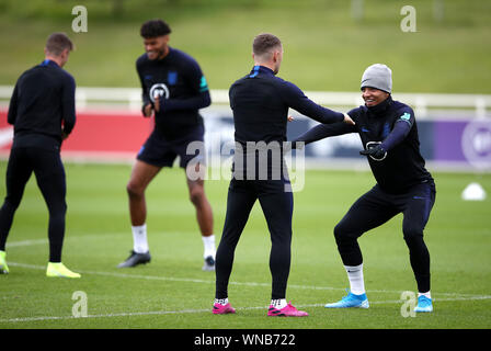 England's Jadon Sancho (rechts) und Kieran Trippier warm up zusammen während einer Schulung in St. George's Park, Burton. Stockfoto