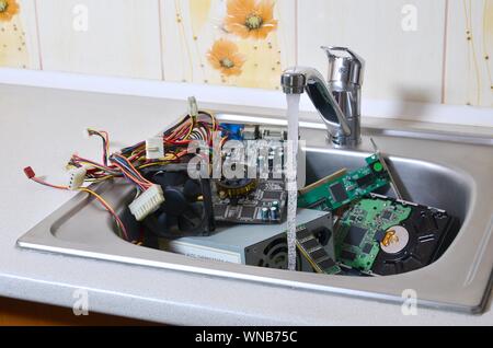 Personal Computer Reinigung metaphorische Konzept. Hardware in der Küche unter Wasser Stockfoto