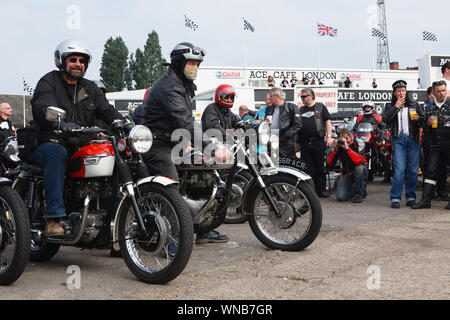 Ace Cafe Reunion, Brighton Burn up, Masse Sammeln der Motorradfahrer bei Ace Cafe, Ace-Ecke, Stonebridge, nördlich von London nach Brighton. Die Stockfoto