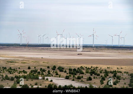 Cottbus, Deutschland. 06 Sep, 2019. Windraeder hinter dem Cottbuser Ostsee im Südosten des Landes Brandenburg, ist das Cottbuser Ostsee aus dem Tagebau Jaenschwalde, Panorama, Übersicht, Allgemein, Feature, Randmotiv, 12.08.2019. | Verwendung der weltweiten Kredit: dpa/Alamy leben Nachrichten Stockfoto