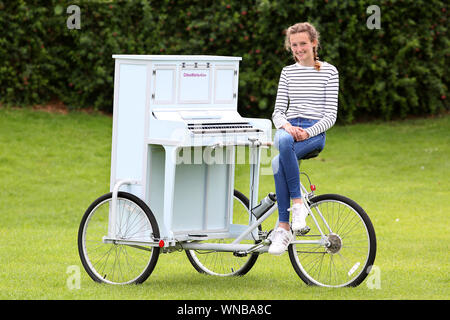 Ilfracombe busker Chloe Aston abgebildet auf ihre einzigartige piano Bike, die sie verwendet, um die Massen zu unterhalten, wenn Sie führt Stockfoto