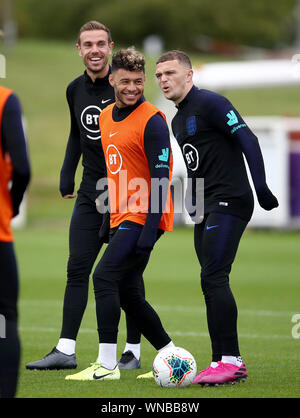 England's Jordan Henderson (links), Alex Oxlade-Chamberlain (Mitte) und Kieran Trippier während einer Schulung in St. George's Park, Burton. Stockfoto