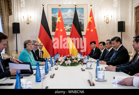 Peking, China. 06 Sep, 2019. Bundeskanzlerin Angela Merkel (CDU) gegenüber Xi Jinping (2. von rechts), Präsident der Volksrepublik China, in einem erweiterten Kreis in der Zijin Guest House. Merkel ist zu einem zweitaegigen Besuch in der Volksrepublik China. Quelle: Michael Kappeler/dpa/Alamy leben Nachrichten Stockfoto