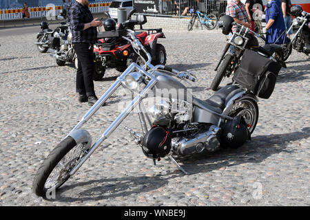 Tampere, Finnland - 31. August 2019: Custom Harley Davidson Chopper am Bike Show Mansen Mäntä Messut (Tampere Kolben Messe in englischer Sprache). Stockfoto