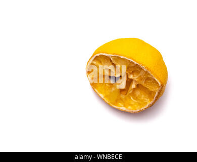 Aus Sqeezed faulen Zitrone Hälfte auf weißem Hintergrund. Stockfoto