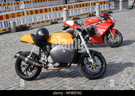 Tampere, Finnland - 31. August 2019: Gelbe und rote Ducati Motorräder Stockfoto