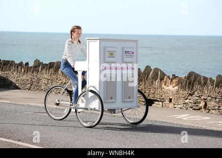 Ilfracombe busker Chloe Aston abgebildet auf ihre einzigartige piano Bike, die sie verwendet, um die Massen zu unterhalten, wenn Sie führt Stockfoto