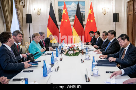 Peking, China. 06 Sep, 2019. Bundeskanzlerin Angela Merkel (CDU) gegenüber Xi Jinping (2. von rechts), Präsident der Volksrepublik China, in einem erweiterten Kreis in der Zijin Guest House. Merkel ist zu einem zweitaegigen Besuch in der Volksrepublik China. Quelle: Michael Kappeler/dpa/Alamy leben Nachrichten Stockfoto