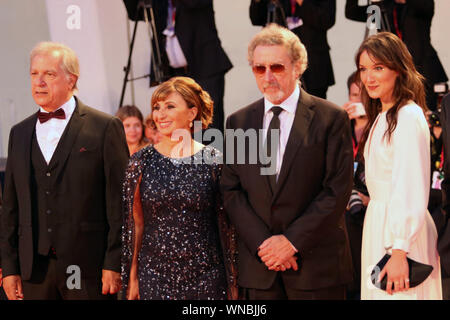 Italien, Lido di Venezia, 5. September 2019: (L) der französische Schauspieler Gérard Meylan, französische Schauspielerin Ariane Ascaride, französischer Regisseur Robert Guediguian, Französisch Stockfoto