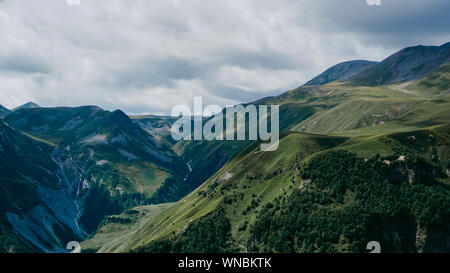 Blick auf Kazbegi, Georgia. Schönen natürlichen Berg Hintergrund. Sommer Stockfoto