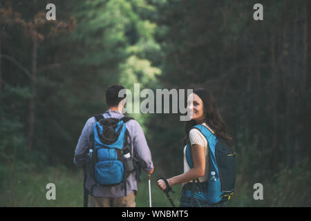 Glückliches Paar ist Wandern in den Wald. Stockfoto