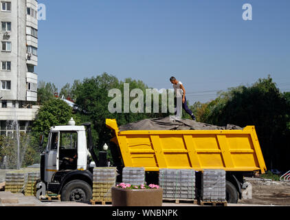 Almaty, Kasachstan - 23. August 2019: Arbeiter auf einem Lkw auf einer Baustelle in Almaty, Kasachstan. Stockfoto