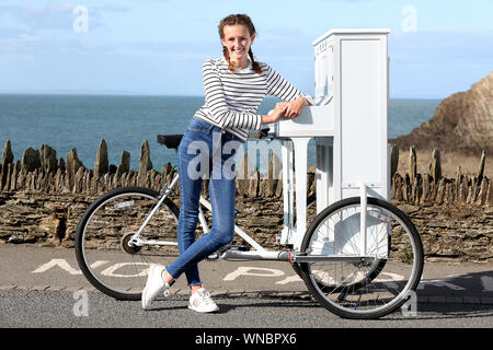 Ilfracombe busker Chloe Aston abgebildet auf ihre einzigartige piano Bike, die sie verwendet, um die Massen zu unterhalten, wenn Sie führt Stockfoto