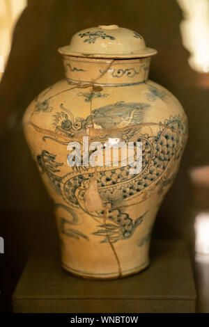 Chine Vase auf dem Weiß mit Beschneidungspfaden auf dem Tisch Stockfoto