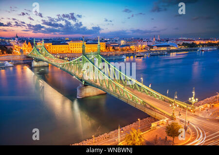Budapest, Ungarn. Antenne Stadtbild Bild von Budapest Panorama mit Liberty Bridge und Donau während der Dämmerung blaue Stunde. Stockfoto