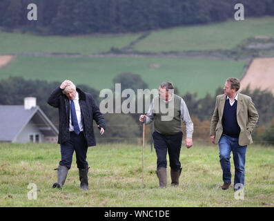 Premierminister Boris Johnson mit Landwirt Peter Watson (Mitte) und Minister für Schottland Alister Jack (rechts) bei einem Besuch in Darnford Farm in der Nähe von Aberdeen mit der Veröffentlichung von Lord Bew Überprüfung und eine Ansage von zusätzlichen Mittel für schottische Bauern zu decken. Stockfoto