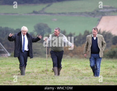 Premierminister Boris Johnson mit Landwirt Peter Watson (Mitte) und Minister für Schottland Alister Jack (rechts) bei einem Besuch in Darnford Farm in der Nähe von Aberdeen mit der Veröffentlichung von Lord Bew Überprüfung und eine Ansage von zusätzlichen Mittel für schottische Bauern zu decken. Stockfoto