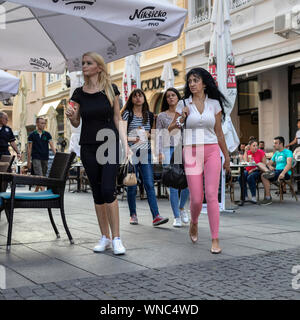 Belgrad, Serbien, 5 September 2019: städtische Szene mit Frauen zu Fuß den Gospodska Street in Belgrade Stockfoto