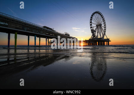 Landschaft einer Sonnenuntergang am Strand und dem Pier von Scheveningen mit niemand, keine Touristen, Den Haag, Niederlande Stockfoto