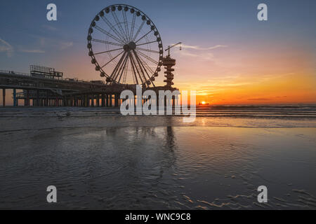 Landschaft einer Sonnenuntergang am Strand und dem Pier von Scheveningen mit niemand, keine Touristen, Den Haag, Niederlande Stockfoto