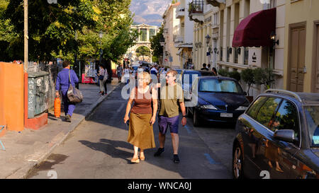 Ein paar Gehminuten am frühen Abend die Sonne in Athen, Griechenland Stockfoto