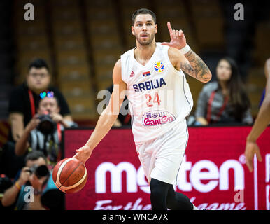 (190906) - Wuhan, Sept. 6, 2019 (Xinhua) - Stefan Jovic von Serbien Gesten während der Gruppe J Match zwischen Serbien und Puerto Rico an der FIBA WM 2019 in Wuhan, der Hauptstadt der Provinz Hubei in Zentralchina, Sept. 6, 2019. (Xinhua / Xiao Yijiu) Stockfoto