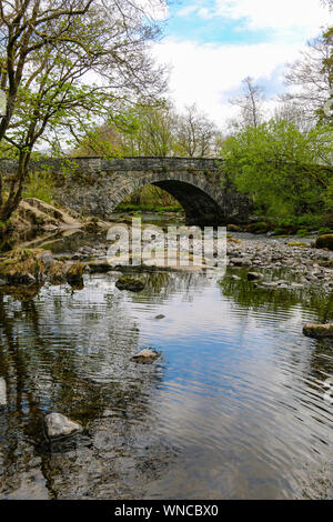 Malerische Skelwith Bridge über den Fluss Brathay, in der Ortschaft Skelwth Brücke, den Lake District, Cumbria, Vereinigtes Königreich Stockfoto