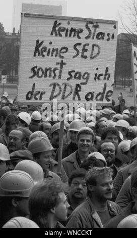 01. Januar 1990, Berlin: Demo zur Unterstützung des Runden Tisches, die Regierung Modrow nicht den Anweisungen des Runden Tisch folgen. Daraufhin die Bauarbeiter der Baustellen auf der Friedrichstraße aufgehört zu arbeiten und die Volkskammer verschoben. Die meisten von ihnen arbeiteten für den VEB Ingenieurhochbau, wo es starke Opposition Gruppen" keine Stasi, keine SED, ansonsten verabschiede ich mich in die DDR". Beste Bildqualität, genaue Aufnahmedatum nicht bekannt. Foto: Paul Glaser/dpa-Zentralbild/ZB Stockfoto