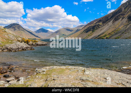 Schöne ruhige Landschaft von Wast Water, auf dem Weg zur Scarfell Paike, mit Blick auf Wasdale Head und Great Gable, Lake District, Cumbria, Großbritannien Stockfoto