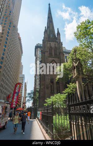 Der Trinity Church New York, Broadway entlang der Turm und die Turmspitze der Trinity Church, Lower Manhattan, New York City, USA Stockfoto