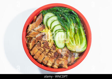 Knusprig gebratener Schweinebauch Service mit Chinakohl und gebratener Reis Stockfoto