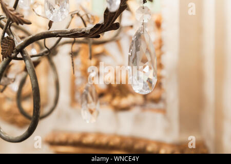 Nahaufnahme Foto von einem Luxus vintage Kronleuchter mit glänzenden Kristall Glas Dekoration, weiche selektiven Fokus Stockfoto