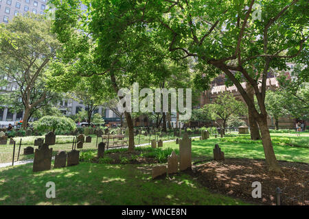 Die Trinity Church in New York, im Sommer auf dem Friedhof der Trinity Church (1846), Lower Manhattan, Financial District, New York City, USA Stockfoto