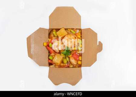 Box von Rühren gebratenes Huhn und Garnelen Nudeln in einer Papierschachtel serviert zum Mitnehmen Stockfoto