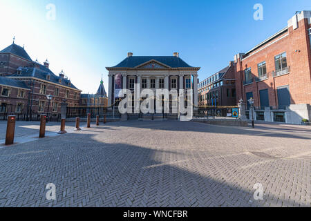 Den Haag, 25. August 2019 - Majestic holländischen Parlamentsgebäude und Mauritshuis Eingang unter einem nebligen und blaue Stunde mit niemand Stockfoto