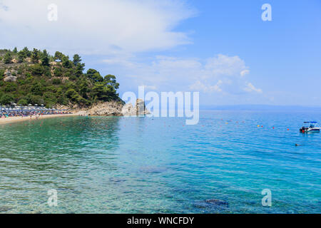 Schöne Aussicht auf die fantastische Bucht, Meer und Sandstrand im Sommer Tag an Urlaub, Reiseziel Sithonia. Griechenland. Stockfoto