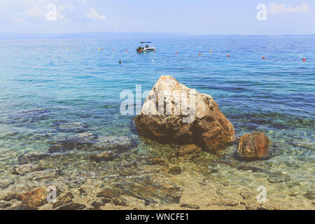 Blick auf den Felsen im Meer und wunderschöne Seenlandschaft im Sommer Tag, Reiseziel Griechenland. Stockfoto