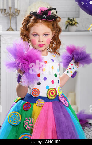 Ein kleines Mädchen in heller Farbe Karneval Kleidung, mit hellen Make-up. Stockfoto