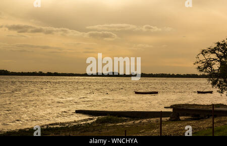 Beautigul Sonnenuntergang am Rio Uruguay Grenze zwischen Uruguay und Argentinien. Südamerika. Stockfoto