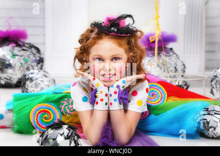 Ein kleines Mädchen in heller Farbe Karneval Kleidung, mit hellen Make-up. Stockfoto