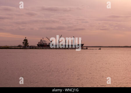 Sonnenuntergang an der Laderampe von Nueva Palmira, am Uruguay Fluss. Neue palmira Stadt, Uruguay Stockfoto