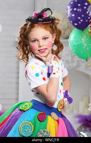 Ein kleines Mädchen in heller Farbe Karneval Kleidung, mit hellen Make-up. Stockfoto