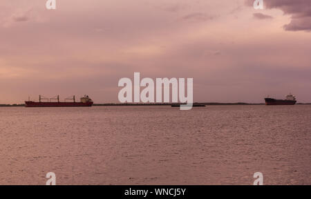 Sonnenuntergang an der Laderampe von Nueva Palmira, am Uruguay Fluss. Neue palmira Stadt, Uruguay Stockfoto