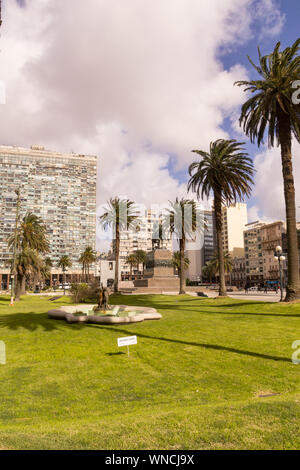 Montevideo, Uruguay, September 12: Independence Square in Montevideo, Uruguay ist das Stadtzentrum, mit Statue von Artigas, das Tor der Zitadelle, Stockfoto