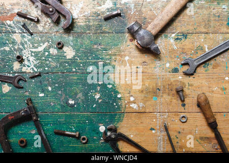 Flach vintage Zimmerhandwerk-werkzeuge auf bunten Holz- Hintergrund. Ansicht von oben Workbench mit Tischler verschiedene Werkzeuge. DIY, Holzbearbeitung, craftsmans Stockfoto