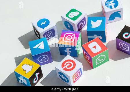 Ein Papier Würfel Sammlung mit gedruckten Logos der Welt-berühmten soziale Netzwerke und online boten. Stockfoto