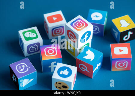 Ein Papier Würfel Sammlung mit gedruckten Logos der Welt-berühmten soziale Netzwerke und online boten. Stockfoto