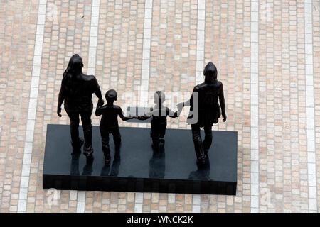 Ein echter Birmingham Familie Skulptur von Gillian Wearing, Centenary Square, Birmingham, Großbritannien Stockfoto