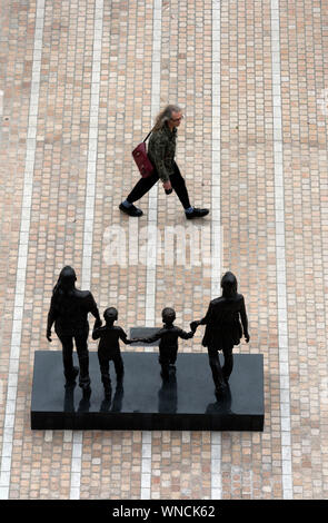 Ein echter Birmingham Familie Skulptur von Gillian Wearing, Centenary Square, Birmingham, Großbritannien Stockfoto